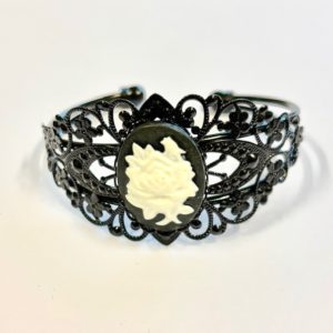 Steampunk armband 10 is een armband van metaal met zinklegering en is versierd met een rozen-kamee. Voor de tijdreiziger.